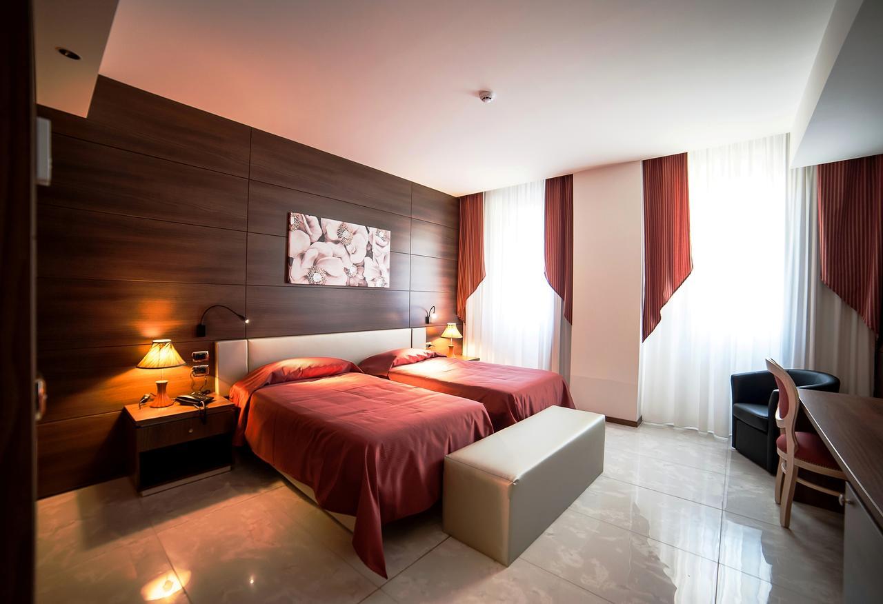 Family Center Hotel อาตาเนลูกานา ภายนอก รูปภาพ